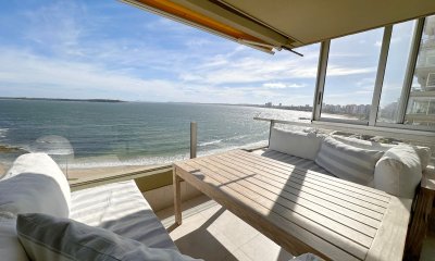 Espectacular semi-piso en torre de categoría de 3 dormitorios y servicio. Playa mansa, Punta del este.