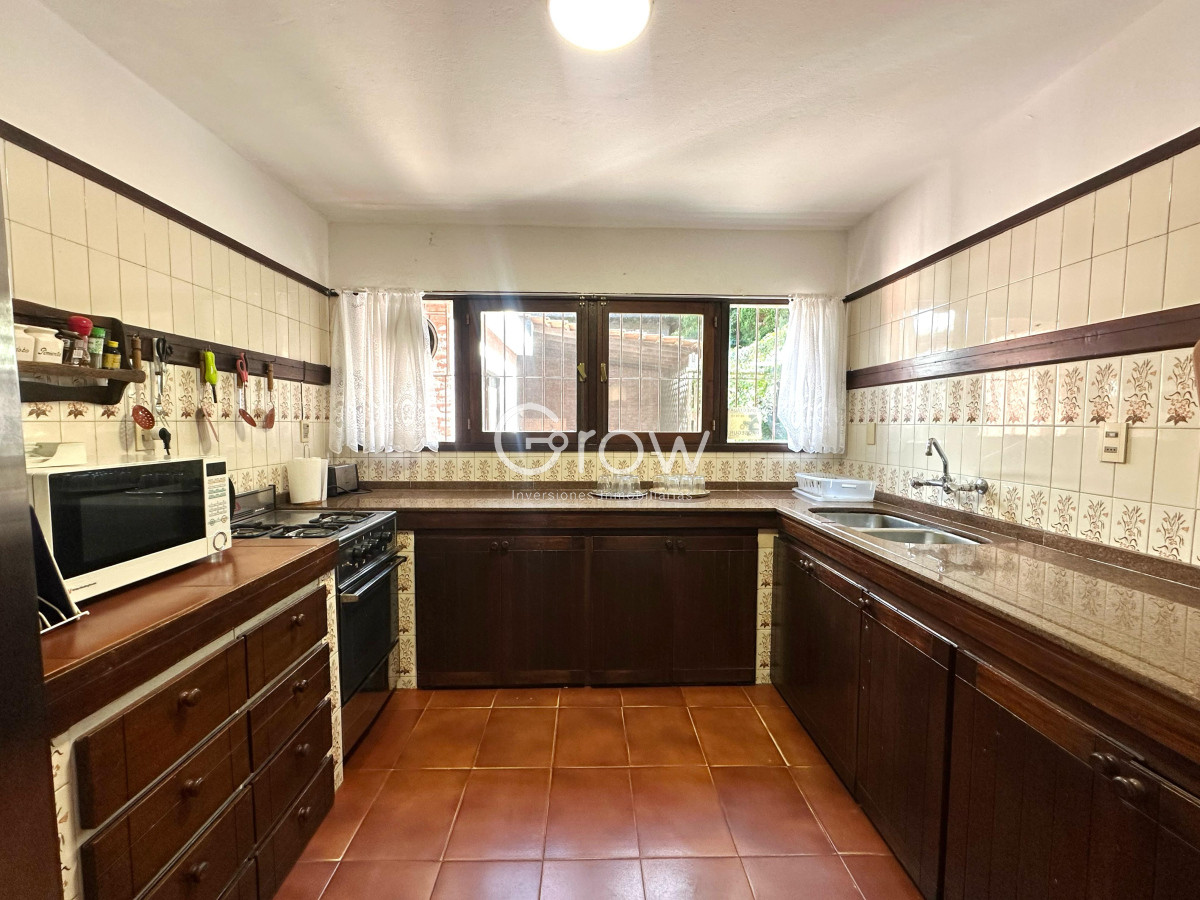 Casa ID.2716 - Casa en venta de 4 Dormitorios ubicada en Cantegril, Punta del Este