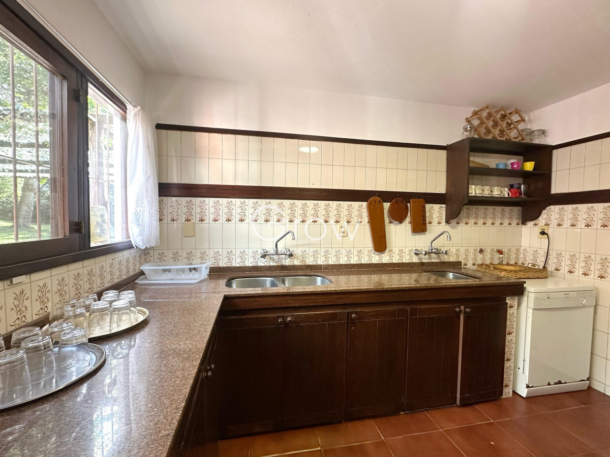 Casa ID.2716 - Casa en venta de 4 Dormitorios ubicada en Cantegril, Punta del Este