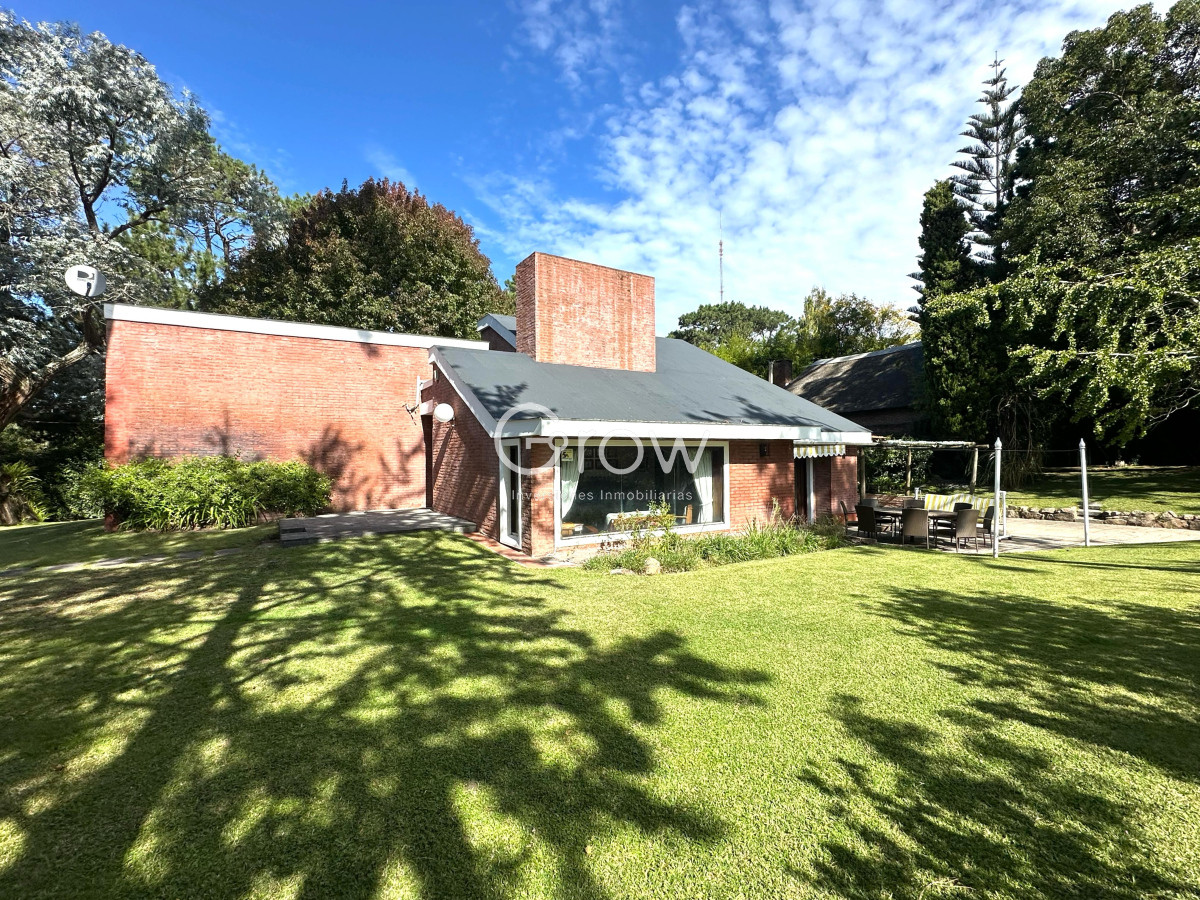 Casa ID.2716 - Casa en venta de 4 Dormitorios ubicada en Cantegril, Punta del Este