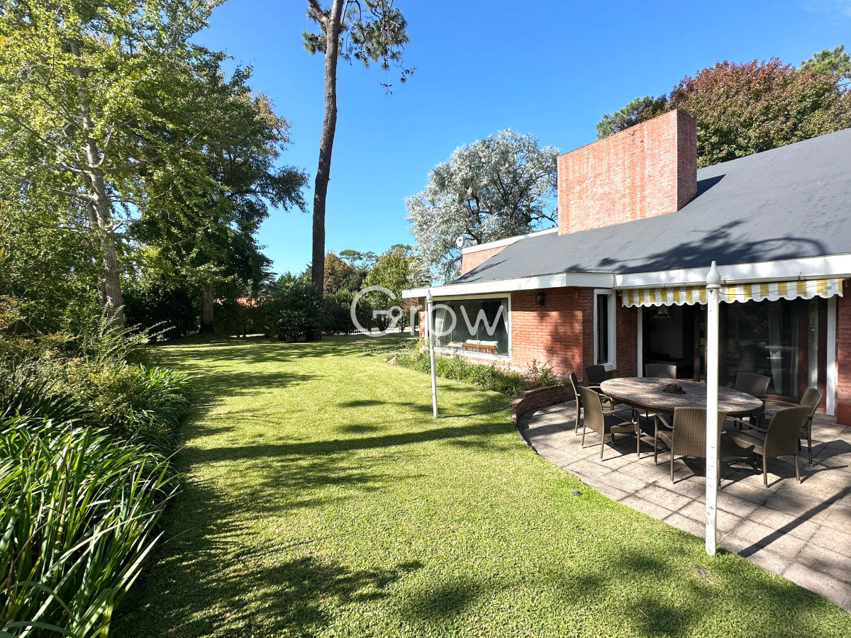 Casa ID.2716 - Casa en venta de 4 Dormitorios ubicada en Cantegril, Punta del Este