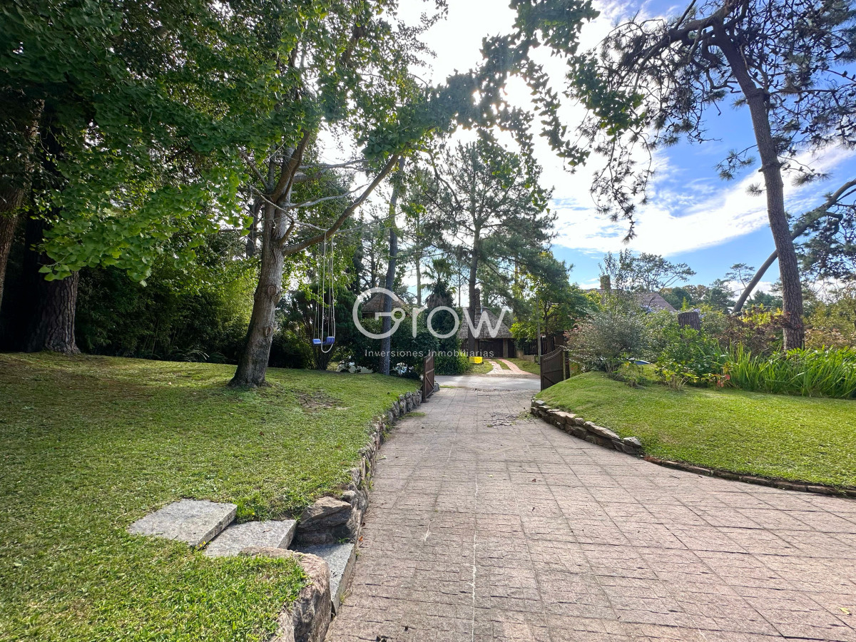Casa ID.2716 - Casa en venta de 4 Dormitorios ubicada en Cantegril, Punta del Este