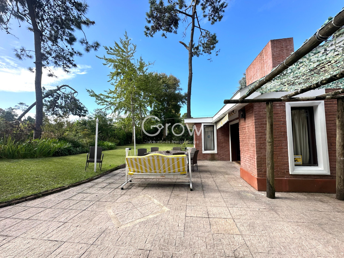 Casa ID.2716 - Casa en venta de 4 Dormitorios ubicada en Cantegril, Punta del Este