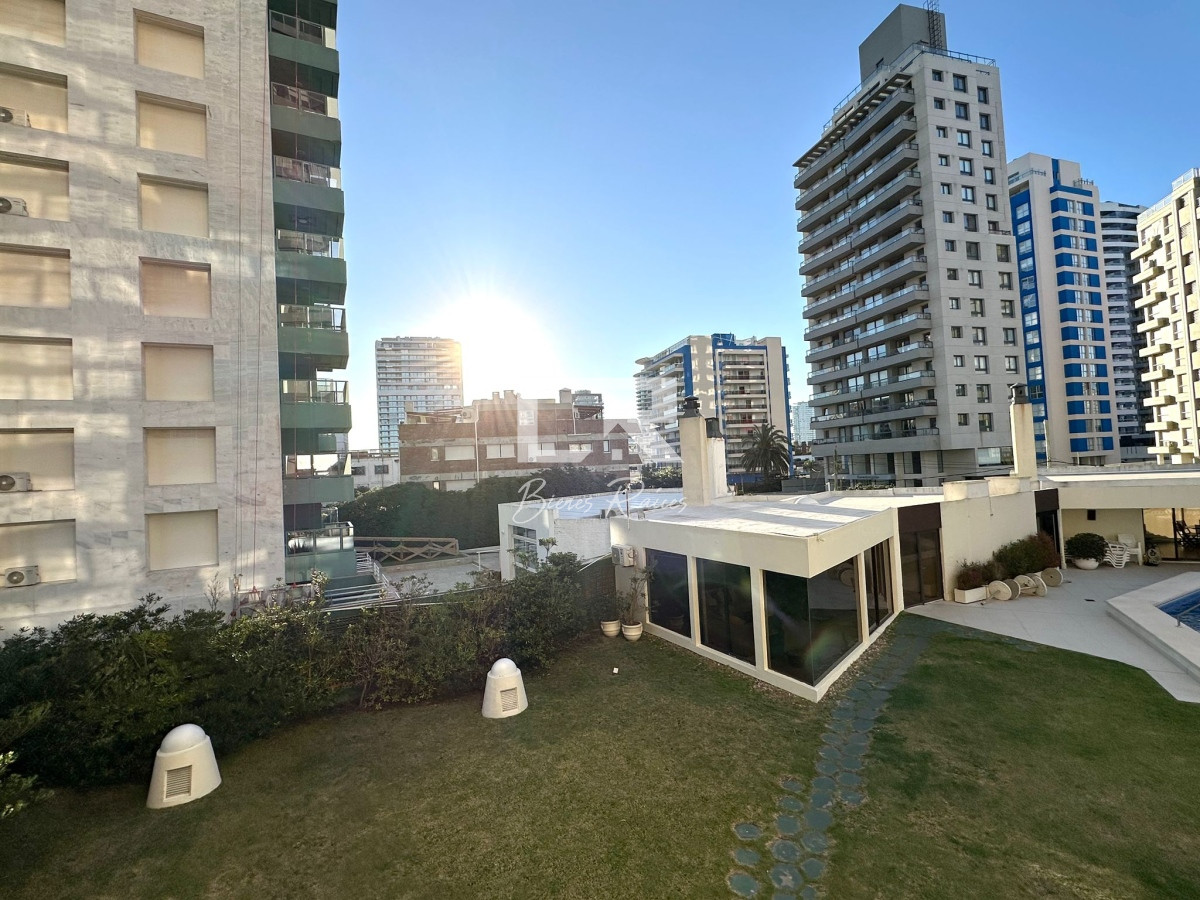 Apartamento ID.779 - Apartamento en venta de 2 dormitorios en Torre Cristal, Punta del Este.