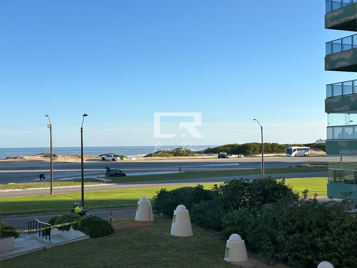 Apartamento ID.779 - Apartamento en venta de 2 dormitorios en Torre Cristal, Punta del Este.