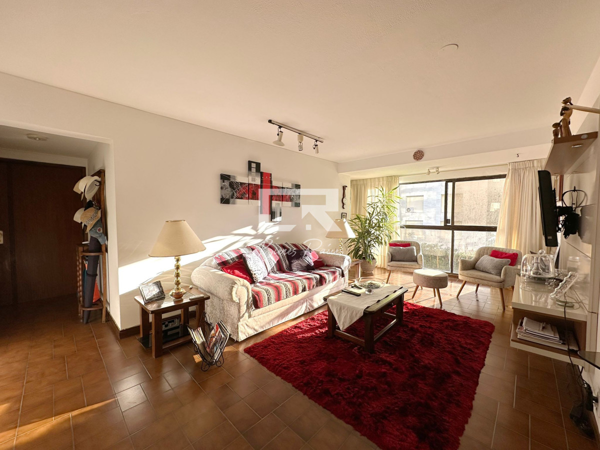Apartamento ID.779 - Apartamento en venta de 2 dormitorios en Torre Cristal, Punta del Este.
