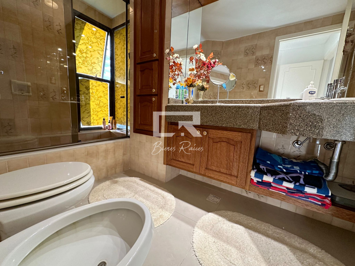 Apartamento ID.779 - Apartamento en venta de 2 dormitorios en Torre Cristal, Punta del Este.