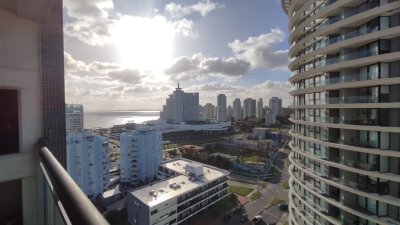 Departamento En Venta de 2 Dormitorios En Torre Francia Punta Del Este