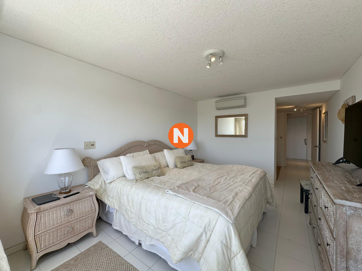 Apartamento Ref.224921 - Apartamento en venta de 3 dormitorios en edificio Tiburon ll, Playa Brava, Punta del Este.