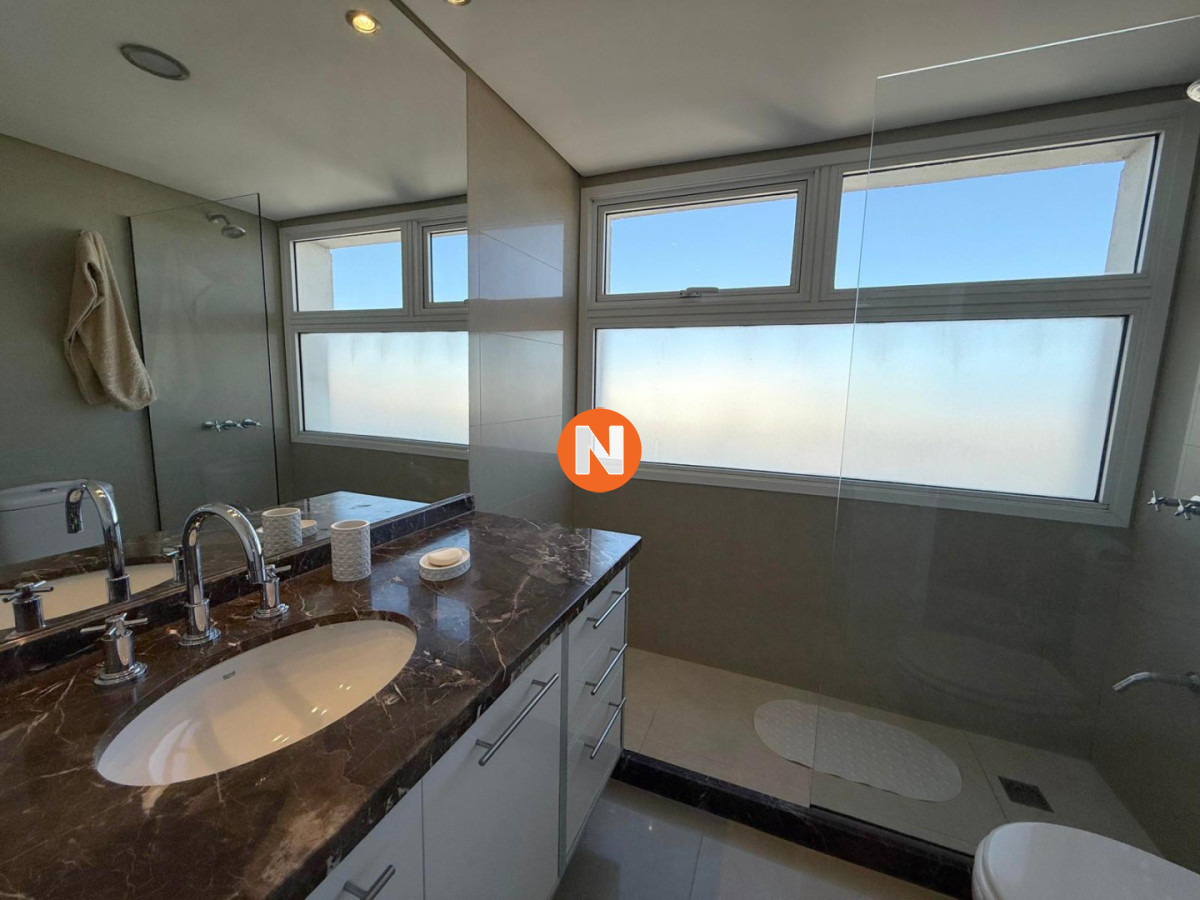 Apartamento Ref.225010 - Apartamento en venta de 3 dormitorios mas dependencia de servicio en Casino Tower, Punta del Este