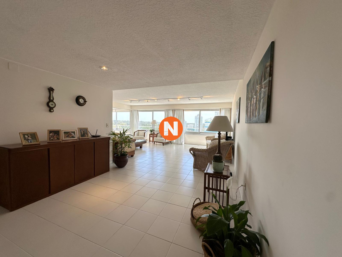 Apartamento Ref.224921 - Apartamento en venta de 3 dormitorios en edificio Tiburon ll, Playa Brava, Punta del Este.