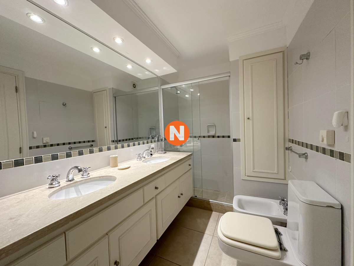 Apartamento Ref.224920 - Departamento en venta de 4 Suites en Playa Brava, Punta del Este