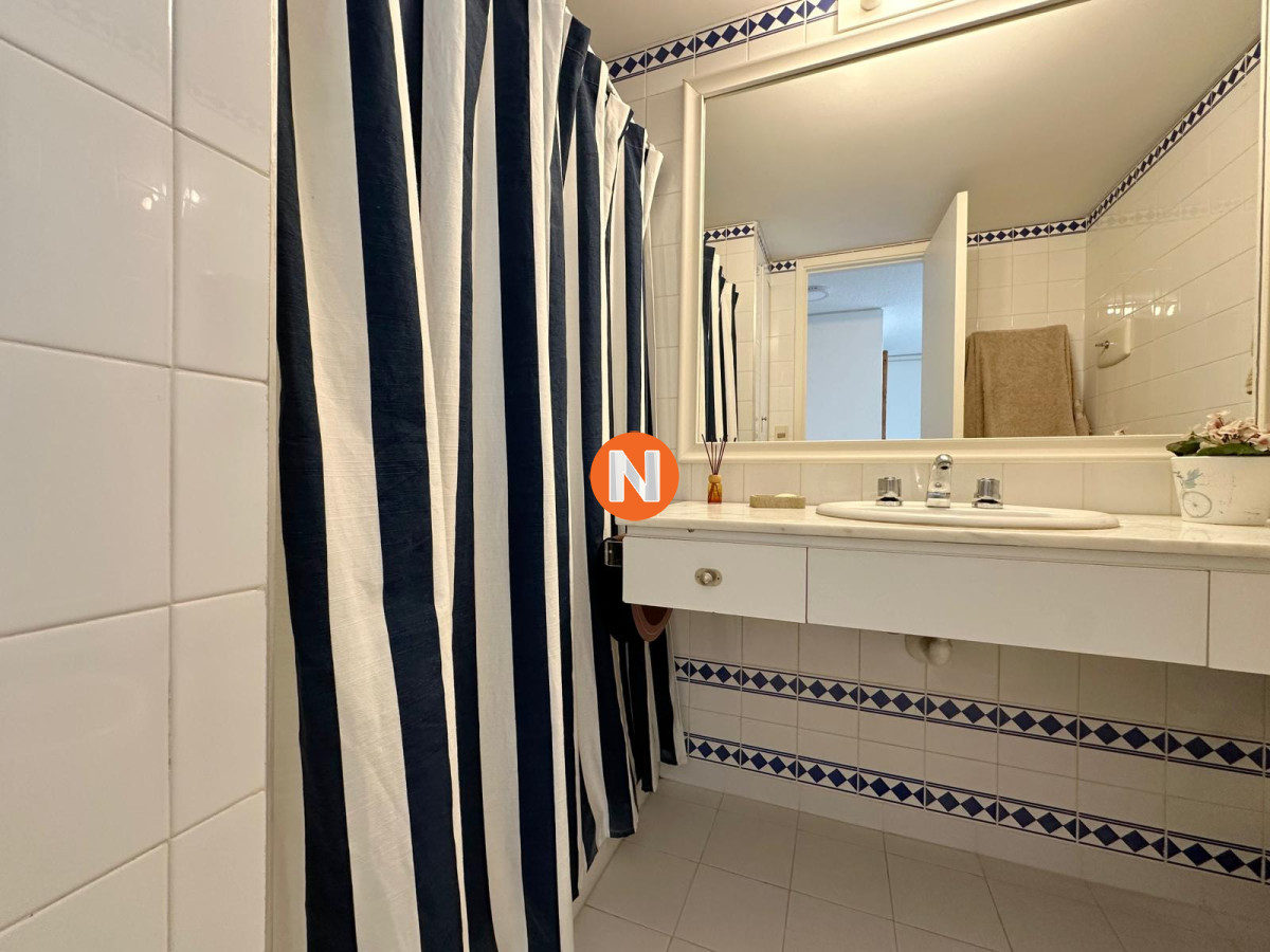 Apartamento Ref.224921 - Apartamento en venta de 3 dormitorios en edificio Tiburon ll, Playa Brava, Punta del Este.