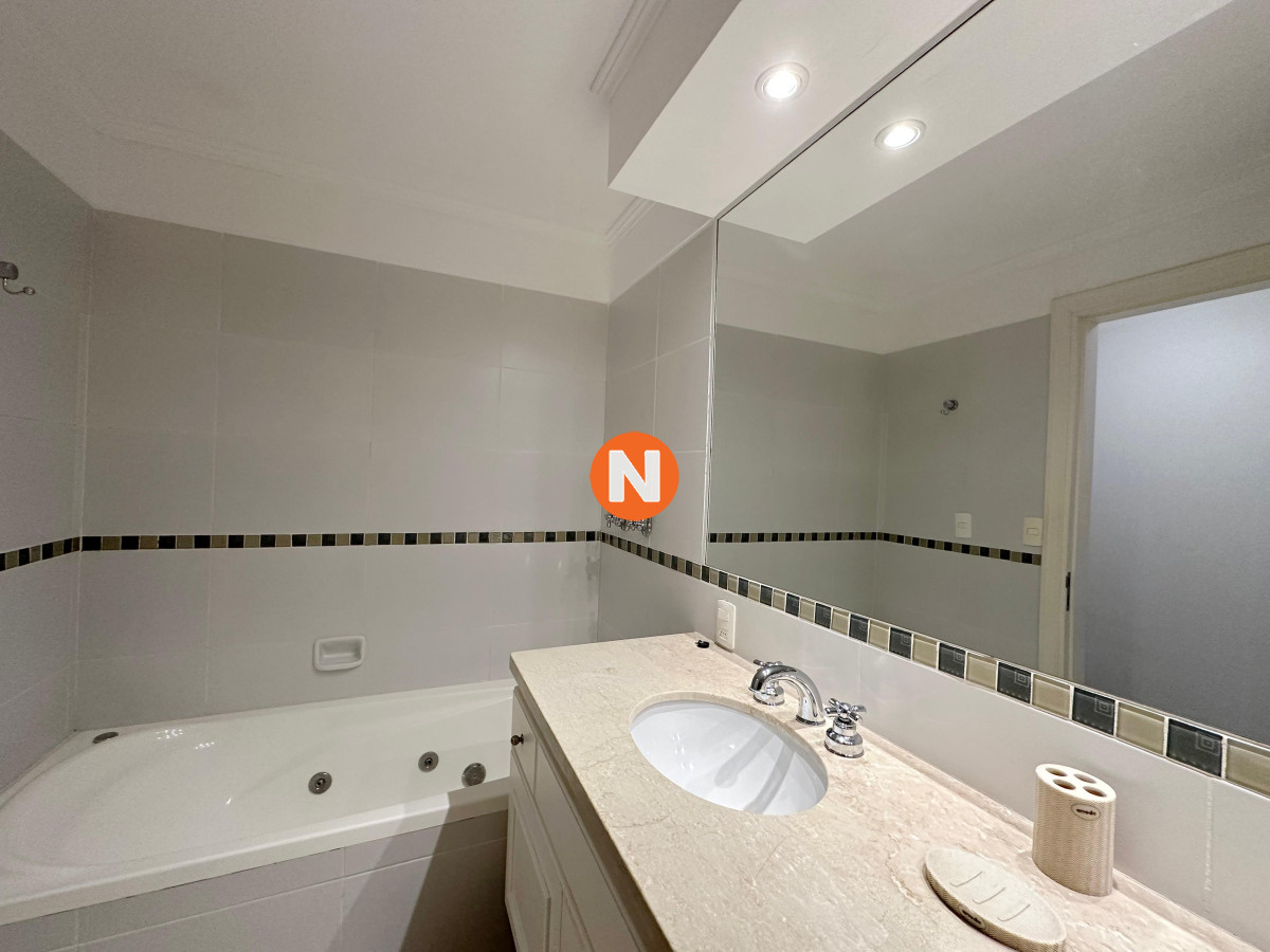 Apartamento Ref.224920 - Departamento en venta de 4 Suites en Playa Brava, Punta del Este