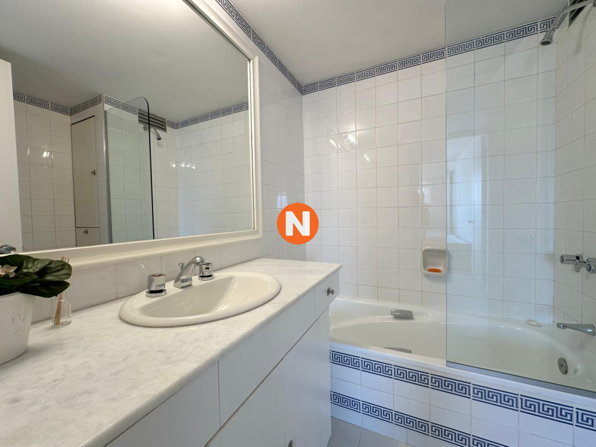 Apartamento Ref.224921 - Apartamento en venta de 3 dormitorios en edificio Tiburon ll, Playa Brava, Punta del Este.