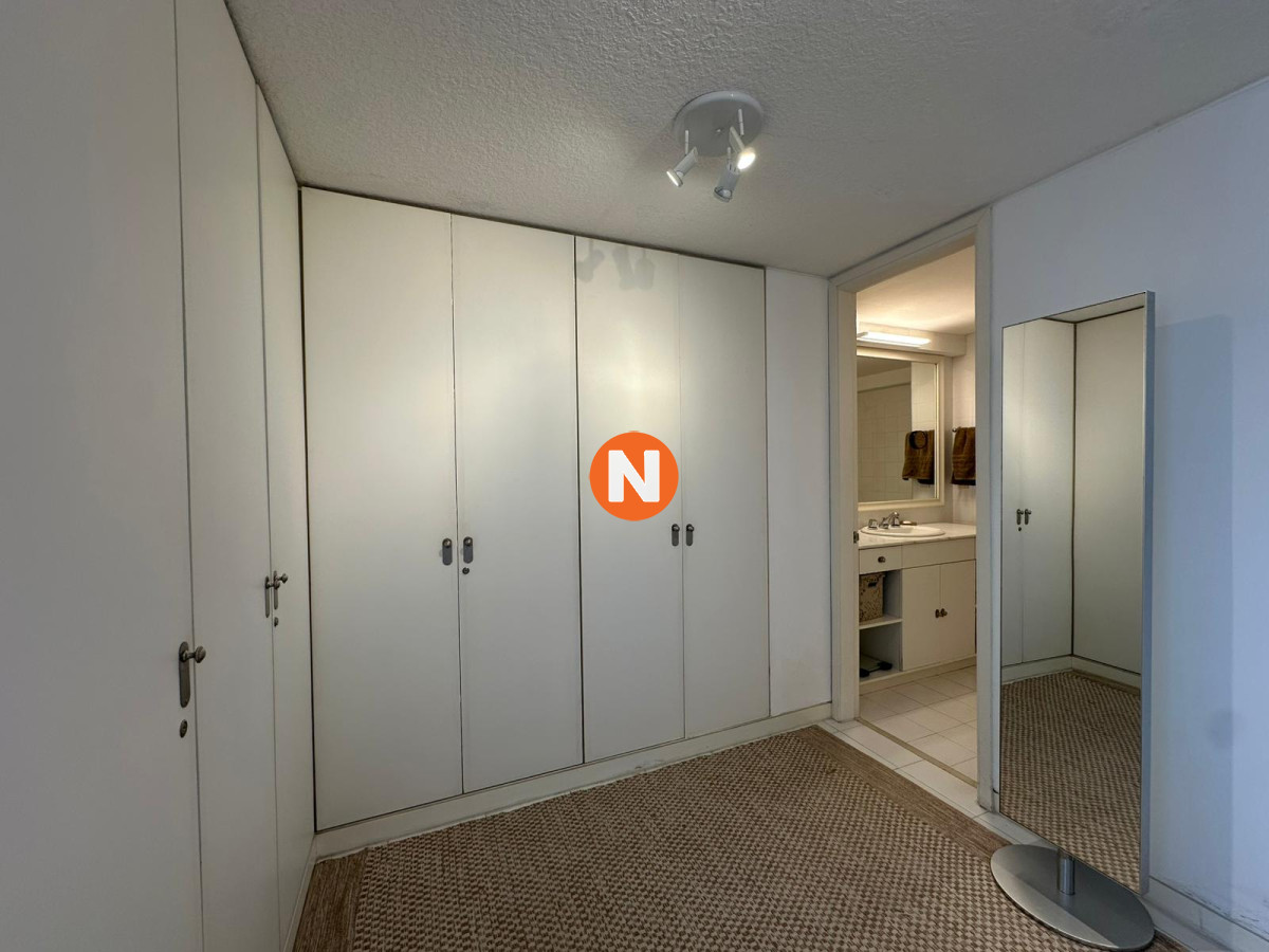 Apartamento Ref.224921 - Apartamento en venta de 3 dormitorios en edificio Tiburon ll, Playa Brava, Punta del Este.