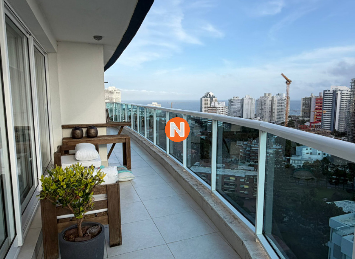 Apartamento Ref.225010 - Apartamento en venta de 3 dormitorios mas dependencia de servicio en Casino Tower, Punta del Este