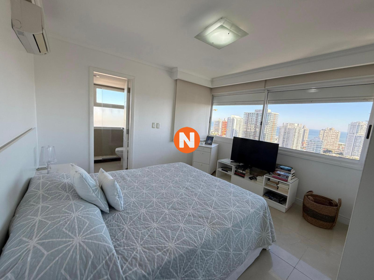 Apartamento Ref.225010 - Apartamento en venta de 3 dormitorios mas dependencia de servicio en Casino Tower, Punta del Este