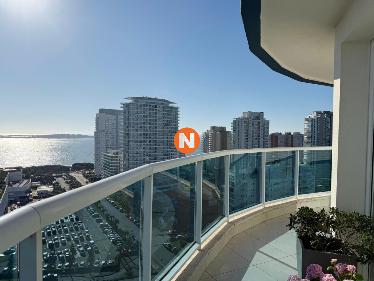 Apartamento Ref.225010 - Apartamento en venta de 3 dormitorios mas dependencia de servicio en Casino Tower, Punta del Este