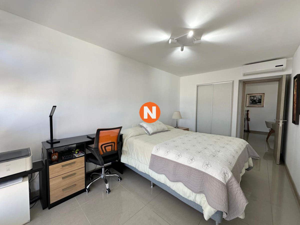 Apartamento Ref.224664 - Departamento en Venta de 2 Dormitorios en edificio Onix, Punta del Este