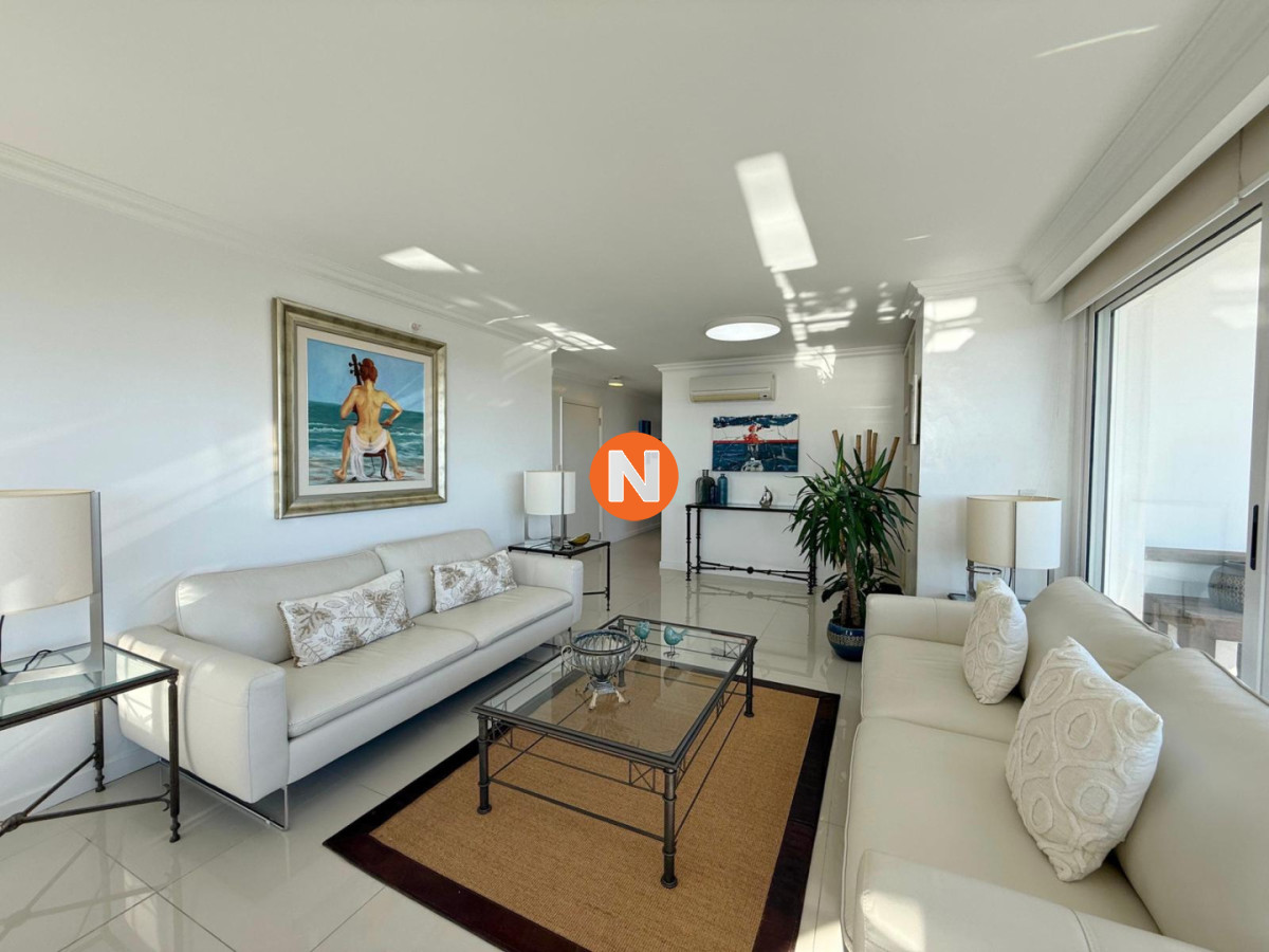 Apartamento Ref.225010 - Apartamento en venta de 3 dormitorios mas dependencia de servicio en Casino Tower, Punta del Este