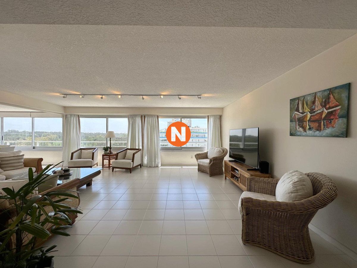 Apartamento Ref.224921 - Apartamento en venta de 3 dormitorios en edificio Tiburon ll, Playa Brava, Punta del Este.