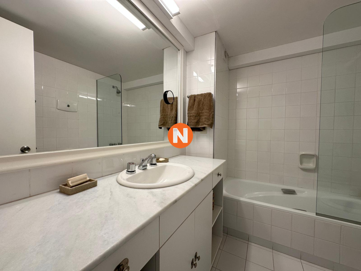 Apartamento Ref.224921 - Apartamento en venta de 3 dormitorios en edificio Tiburon ll, Playa Brava, Punta del Este.