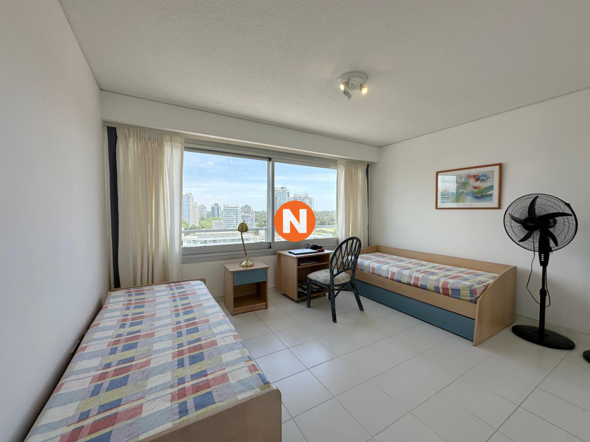 Apartamento Ref.224921 - Apartamento en venta de 3 dormitorios en edificio Tiburon ll, Playa Brava, Punta del Este.