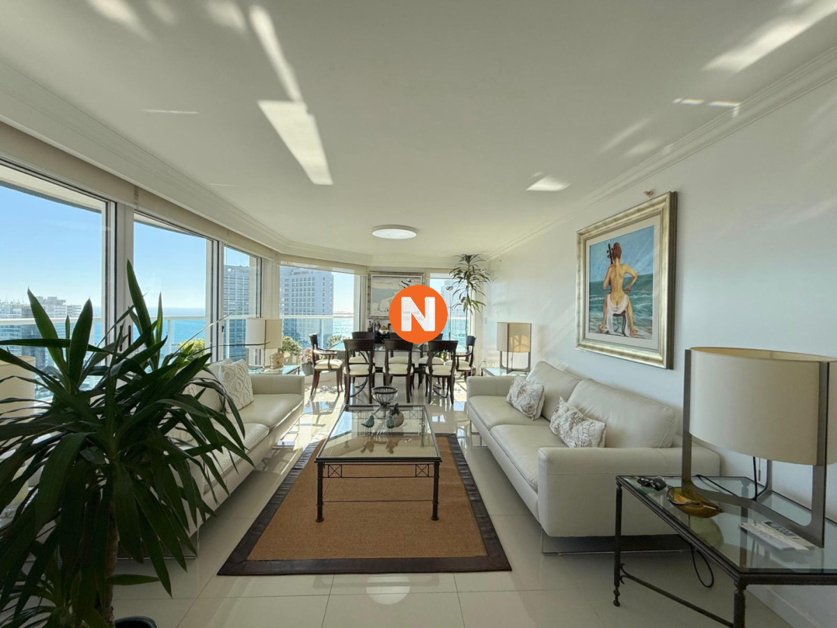 Apartamento Ref.225010 - Apartamento en venta de 3 dormitorios mas dependencia de servicio en Casino Tower, Punta del Este