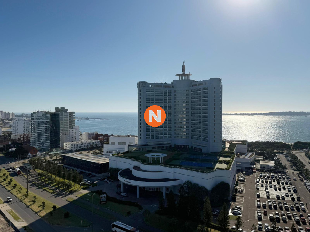 Apartamento Ref.225010 - Apartamento en venta de 3 dormitorios mas dependencia de servicio en Casino Tower, Punta del Este