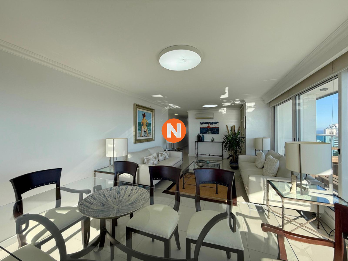 Apartamento Ref.225010 - Apartamento en venta de 3 dormitorios mas dependencia de servicio en Casino Tower, Punta del Este