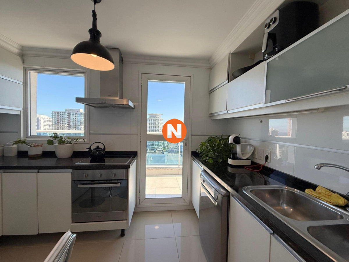 Apartamento Ref.225010 - Apartamento en venta de 3 dormitorios mas dependencia de servicio en Casino Tower, Punta del Este