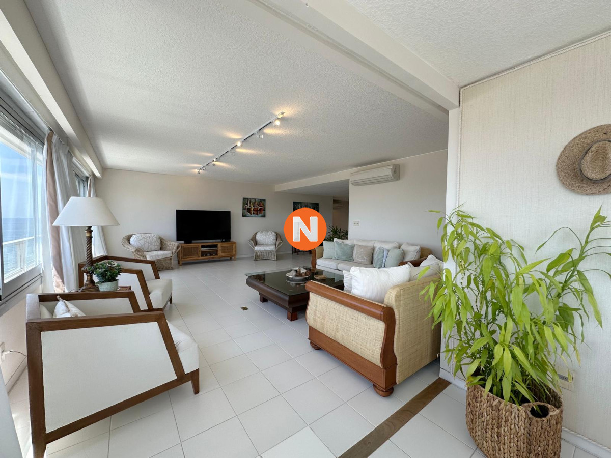 Apartamento Ref.224921 - Apartamento en venta de 3 dormitorios en edificio Tiburon ll, Playa Brava, Punta del Este.