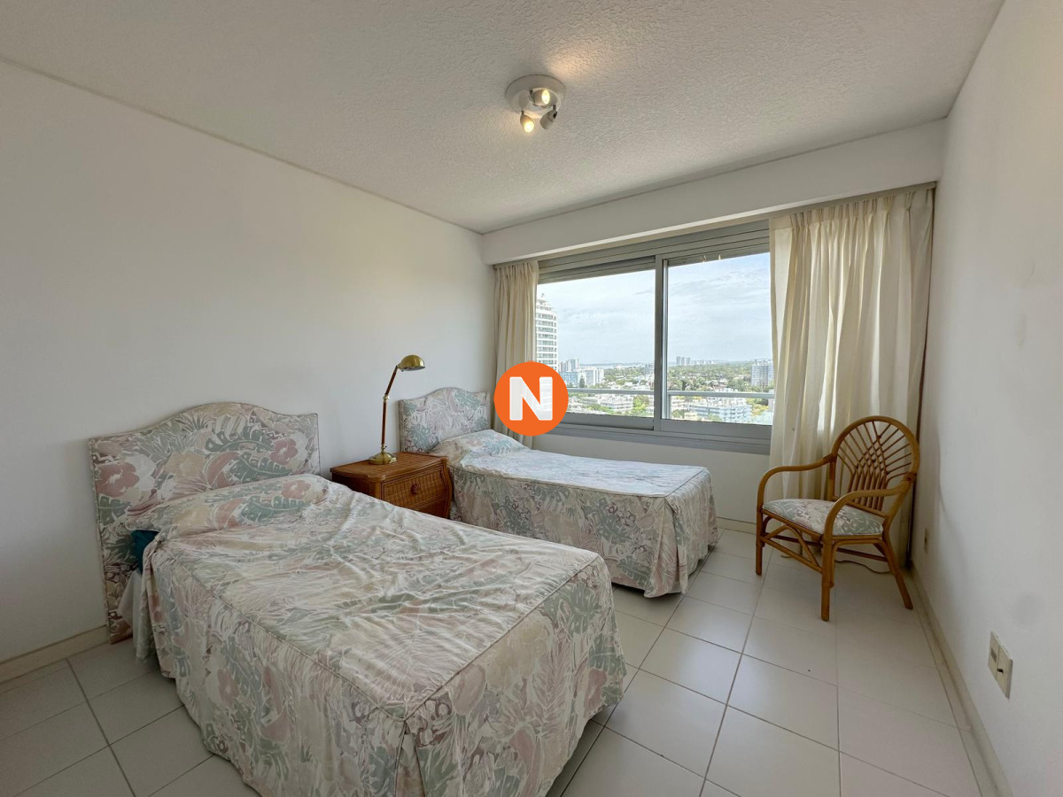 Apartamento Ref.224921 - Apartamento en venta de 3 dormitorios en edificio Tiburon ll, Playa Brava, Punta del Este.