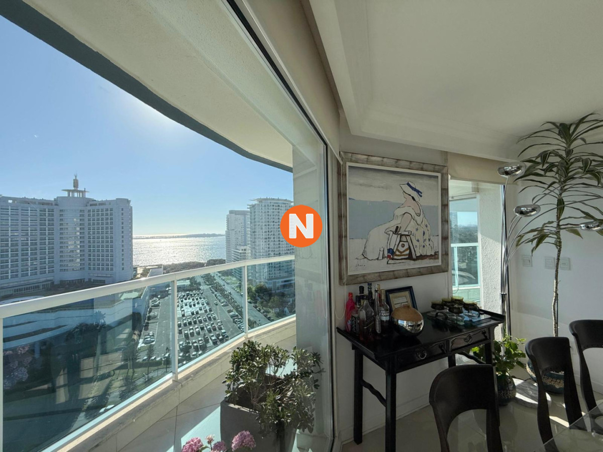 Apartamento Ref.225010 - Apartamento en venta de 3 dormitorios mas dependencia de servicio en Casino Tower, Punta del Este