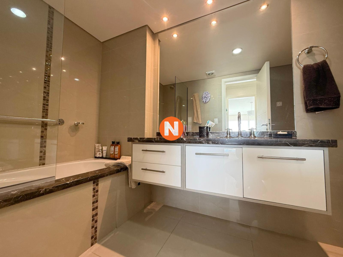 Apartamento Ref.225010 - Apartamento en venta de 3 dormitorios mas dependencia de servicio en Casino Tower, Punta del Este