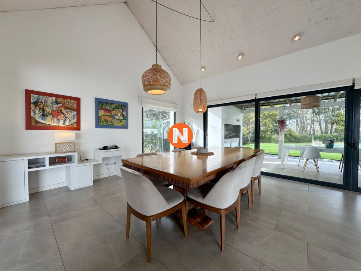 Casa Ref.225768 - Excelente propiedad en Venta de 4 dormitorios en Pinares, Punta del Este.