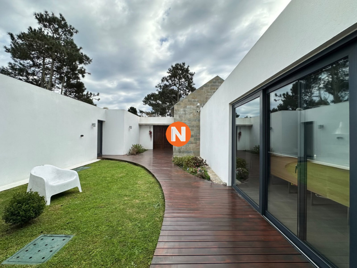 Casa Ref.225768 - Excelente propiedad en Venta de 4 dormitorios en Pinares, Punta del Este.