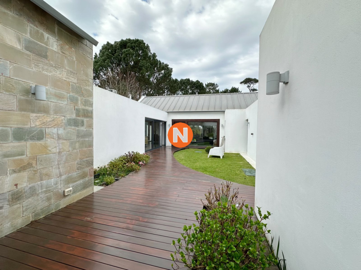 Casa Ref.225768 - Excelente propiedad en Venta de 4 dormitorios en Pinares, Punta del Este.