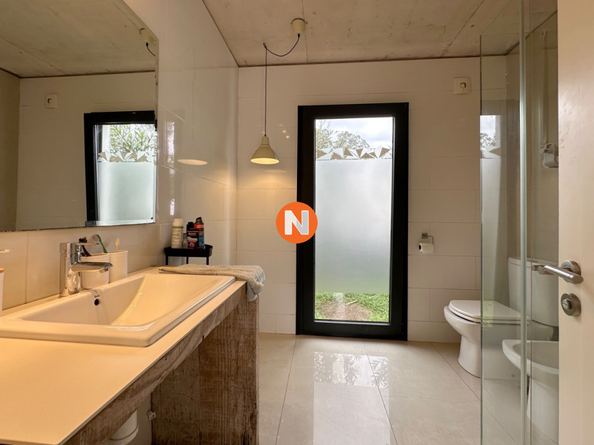 Casa Ref.225768 - Excelente propiedad en Venta de 4 dormitorios en Pinares, Punta del Este.