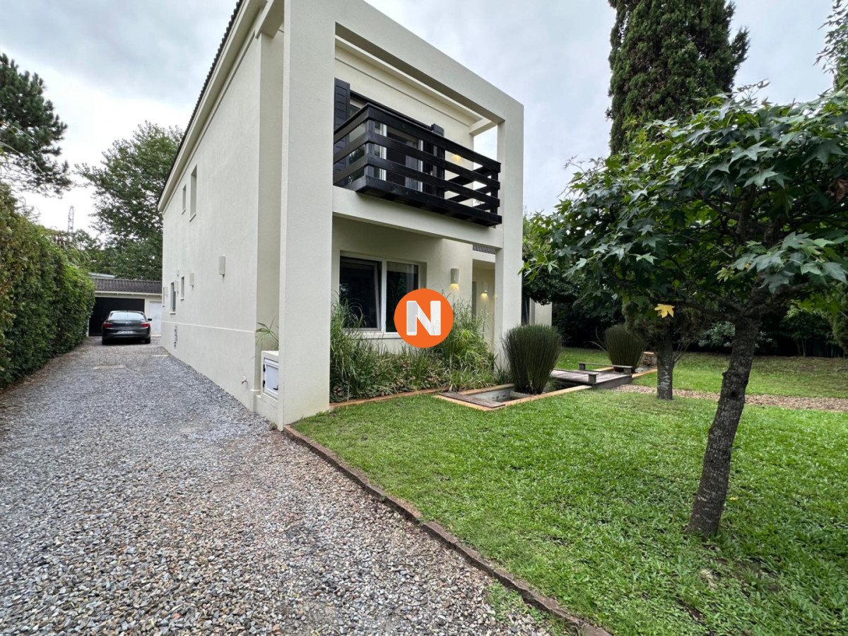Casa Ref.225358 - Casa en Venta de 3 Dormitorios en Punta del Este, Zona Colegios
