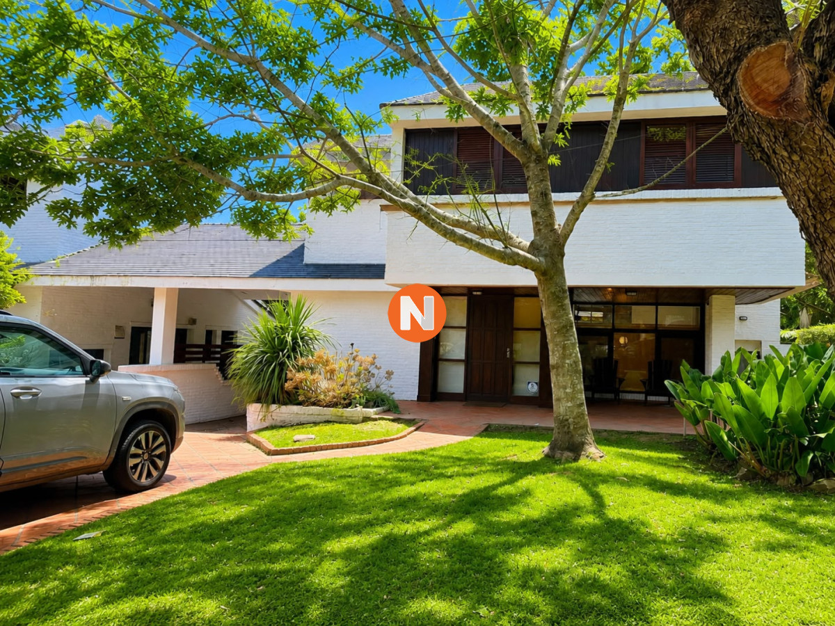 Casa Ref.225787 - Casa en Venta de 3 Dormitorios en Playa Mansa, Punta del Este