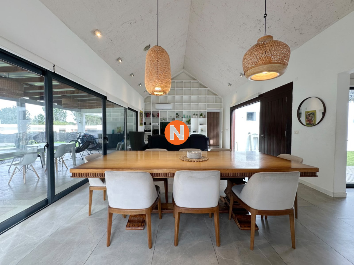 Casa Ref.225768 - Excelente propiedad en Venta de 4 dormitorios en Pinares, Punta del Este.
