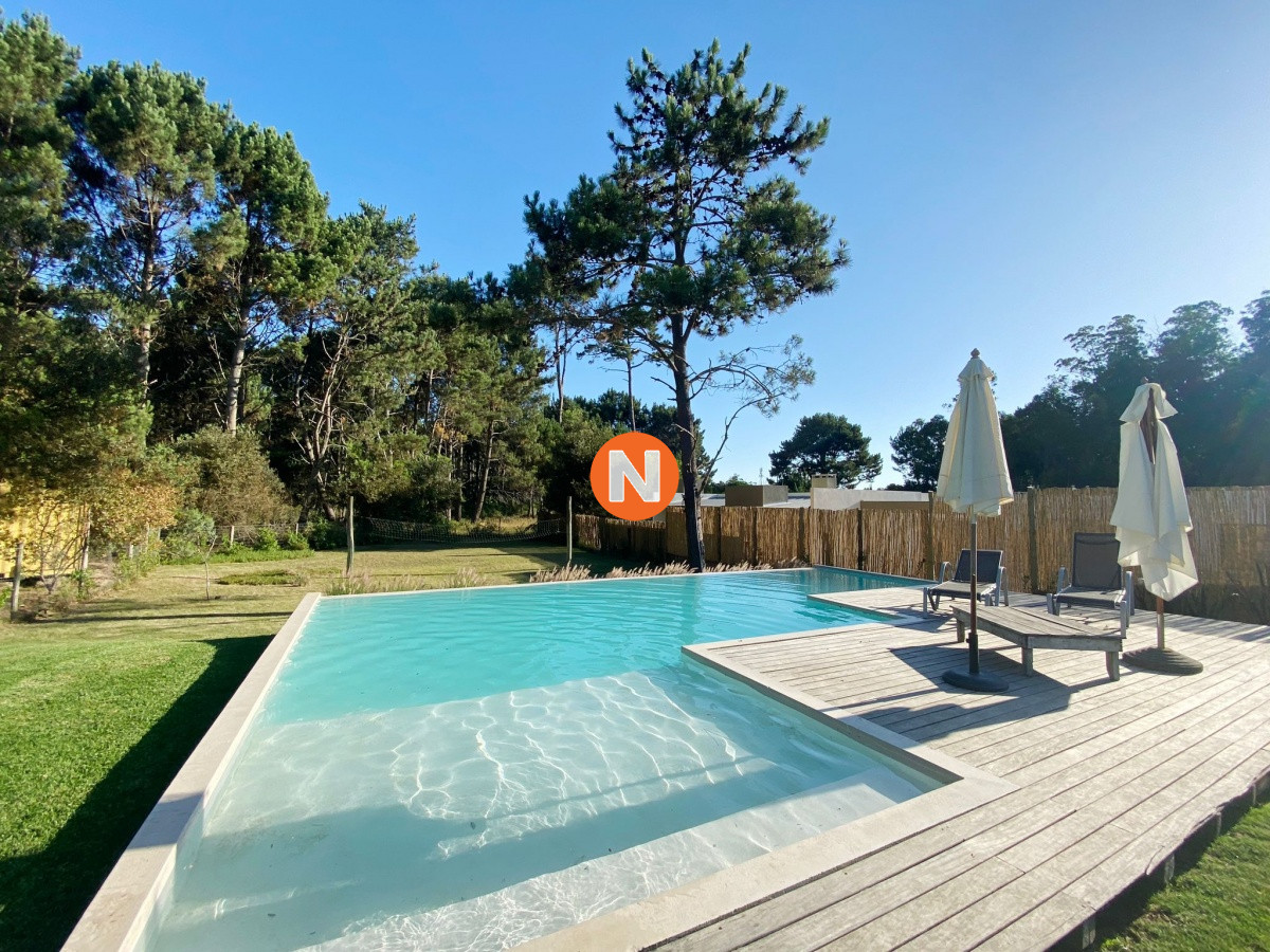 Casa Ref.225768 - Excelente propiedad en Venta de 4 dormitorios en Pinares, Punta del Este.