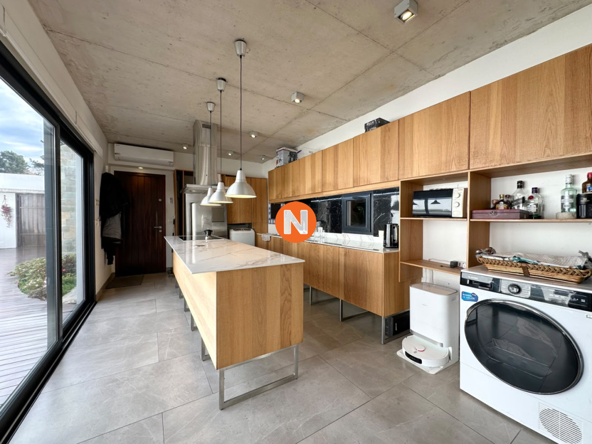 Casa Ref.225768 - Excelente propiedad en Venta de 4 dormitorios en Pinares, Punta del Este.