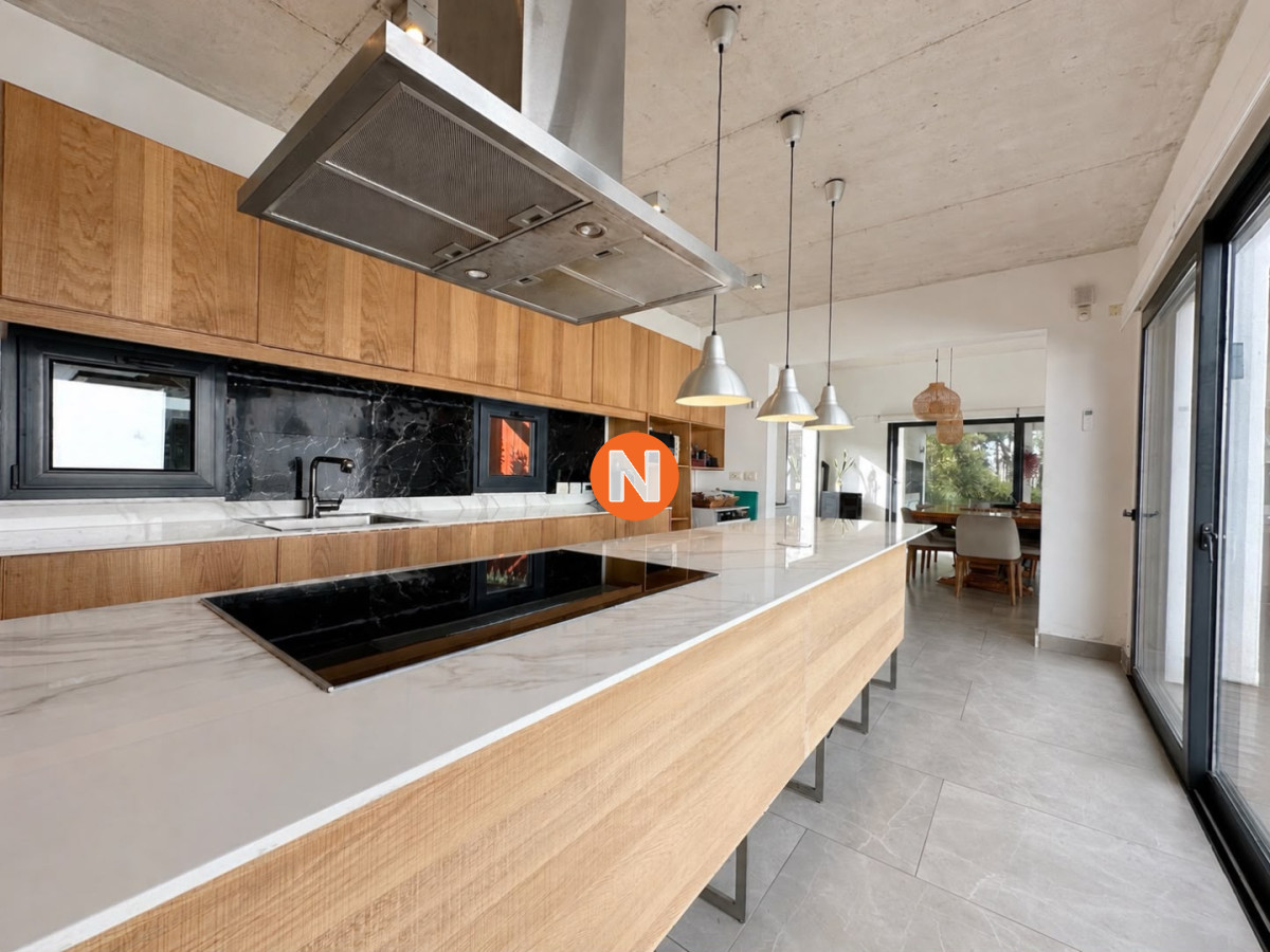 Casa Ref.225768 - Excelente propiedad en Venta de 4 dormitorios en Pinares, Punta del Este.