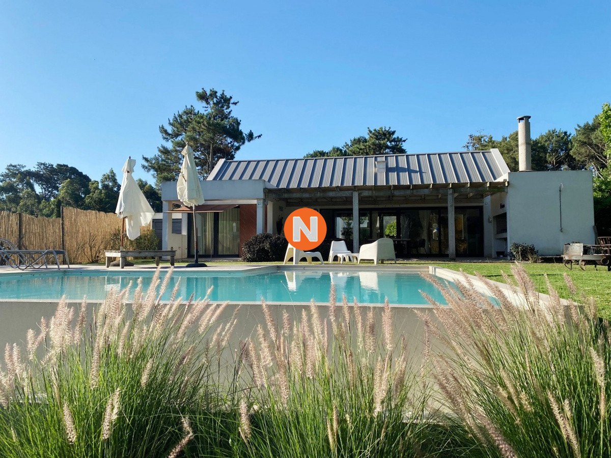 Casa Ref.225768 - Excelente propiedad en Venta de 4 dormitorios en Pinares, Punta del Este.