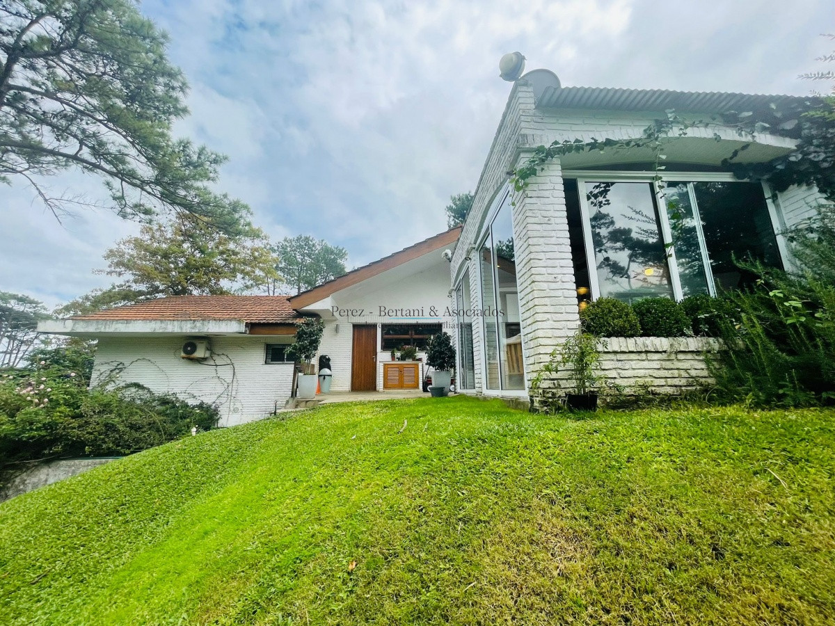 Casa ID.240 - Casa en Venta de 2 Dormitorios en Pinares, Punta del Este