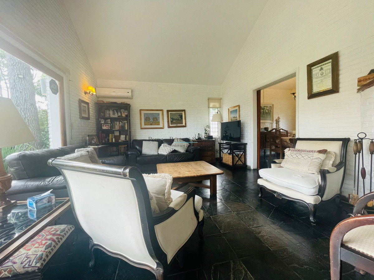 Casa ID.240 - Casa en Venta de 2 Dormitorios en Pinares, Punta del Este
