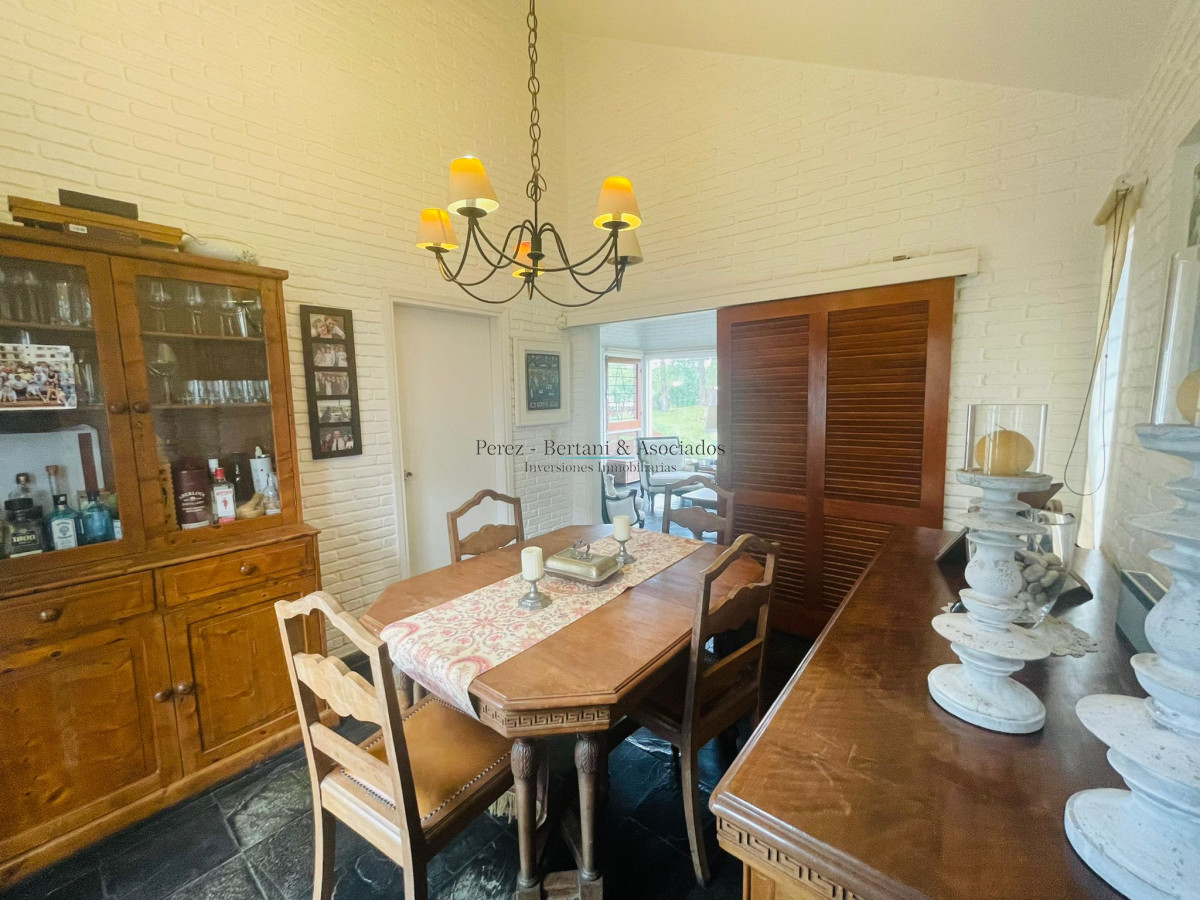 Casa ID.240 - Casa en Venta de 2 Dormitorios en Pinares, Punta del Este